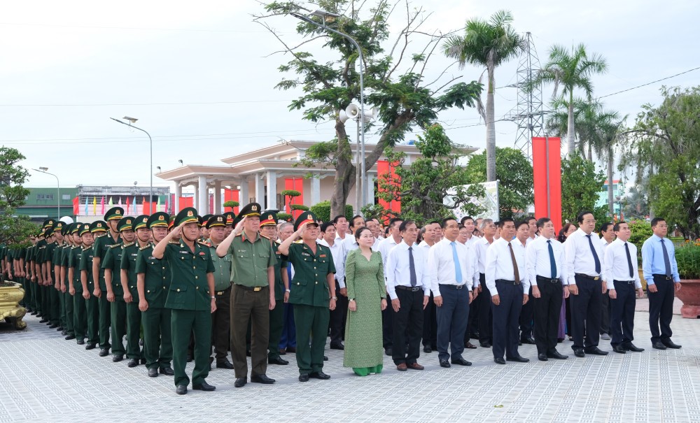 3-Đại biểu viếng Nghĩa trang liệt sĩ tỉnh.